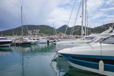 Port D 'Andratx, İspanya - 7 Mayıs 2023: Port d' Andratx marinasında tekne ve yatlar, Mallorca