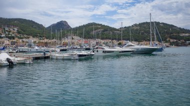 Port D 'Andratx, İspanya - 7 Mayıs 2023: Port d' Andratx marinasında tekne ve yatlar, Mallorca