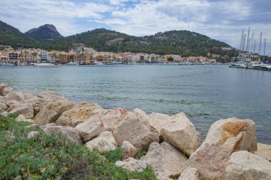 Port D 'Andratx, İspanya - 7 Mayıs 2023: Port d' Andratx marinasında tekne ve yatlar, Mallorca