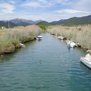 Port d 'Andratx, İspanya - 7 Mayıs 2023: Port d' Andratx, Serra de Tramuntana dağları, Mallorca 'daki Es Torren Nehri üzerindeki küçük tekneler