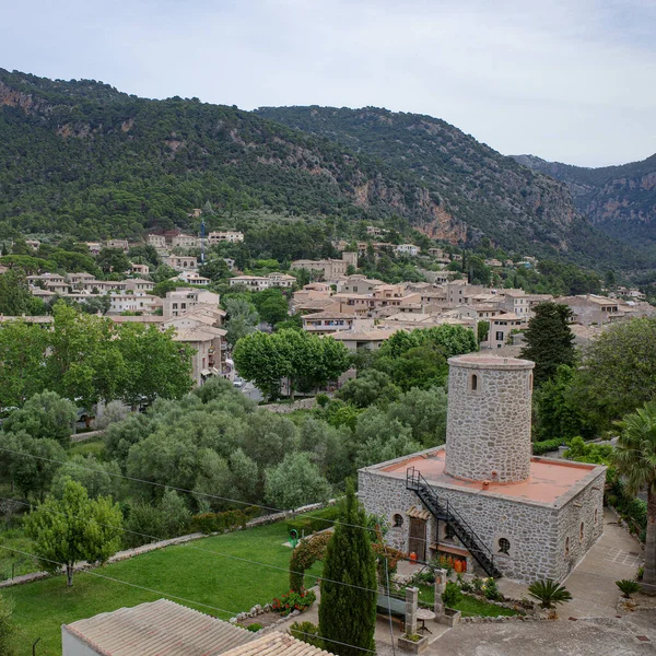 Valldemossa, İspanya - 11 Haziran 2023: Valldemossa ve Tramuntana Dağları, Mallorca