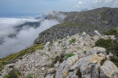 Mallorca, İspanya - 11 Haziran 2023: Puig Caragoli, Mallorca 'dan Akdeniz ve Tramuntana Dağları manzaraları