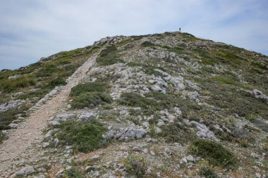 Mallorca, İspanya - 11 Haziran 2023: Puig Caragoli, Mallorca 'dan Akdeniz ve Tramuntana Dağları manzaraları