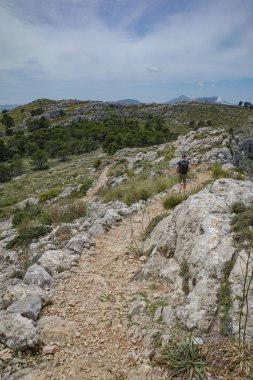 Mallorca, İspanya - 11 Haziran 2023: Puig Caragoli, Mallorca 'dan Akdeniz ve Tramuntana Dağları manzaraları