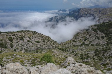 Mallorca, İspanya - 11 Haziran 2023: Puig Caragoli, Mallorca 'dan Akdeniz ve Tramuntana Dağları manzaraları