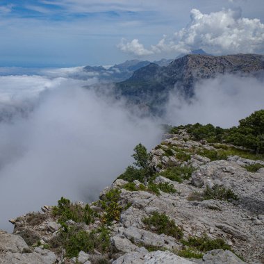 Mallorca, İspanya - 11 Haziran 2023: Puig Caragoli, Mallorca 'dan Akdeniz ve Tramuntana Dağları manzaraları