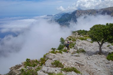 Mallorca, İspanya - 11 Haziran 2023: Puig Caragoli, Mallorca 'dan Akdeniz ve Tramuntana Dağları manzaraları