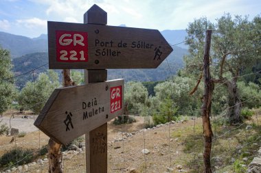 Port de Soller - 12 Haziran 2023: Tramuntana dağlarındaki GR221 yürüyüş patikasındaki işaret direği, Mallorca