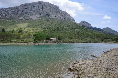 Mallorca, İspanya - 12 Haziran 2023: GR221 yürüyüş yolundan Büyükelçi de Cuber rezervuarı. Serra de Tramuntana, Mallorca