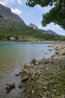 Mallorca, İspanya - 12 Haziran 2023: GR221 yürüyüş yolundan Büyükelçi de Cuber rezervuarı. Serra de Tramuntana, Mallorca