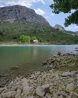 Mallorca, İspanya - 12 Haziran 2023: GR221 yürüyüş yolundan Büyükelçi de Cuber rezervuarı. Serra de Tramuntana, Mallorca