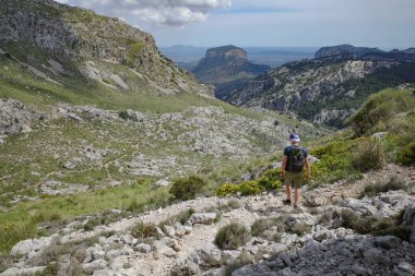 Mallorca, İspanya - 12 Haziran 2023: GR221 yolu boyunca Mallorca 'daki Tramuntana Dağları boyunca görüntüler