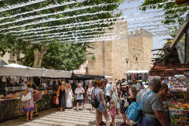 Alcudia, İspanya - 9 Temmuz 2023: Mallorca 'nın Eski Alcudia kasabasında Pazar Günü