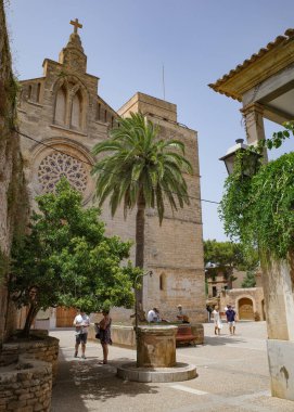 Alcudia, İspanya - 9 Temmuz 2023: Sant Jaume Kilisesi ve kale duvarları, Alcudia, Mallorca