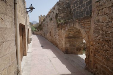 Alcuda, İspanya - 9 Temmuz 2023: Mallorca 'nın eski Alcudia kentindeki Roma şehir duvarları