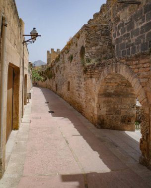 Alcuda, İspanya - 9 Temmuz 2023: Mallorca 'nın eski Alcudia kentindeki Roma şehir duvarları