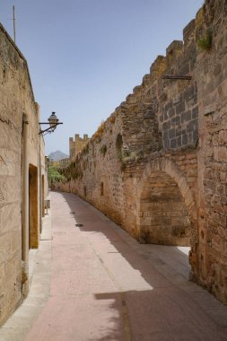 Alcuda, İspanya - 9 Temmuz 2023: Mallorca 'nın eski Alcudia kentindeki Roma şehir duvarları