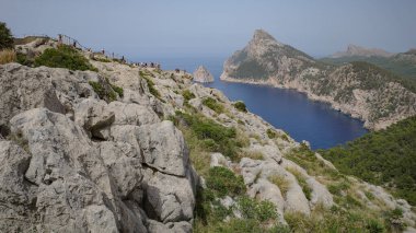 Mallorca, İspanya - 9 Temmuz 2023: Bakış açısı Mirador de Mal Pas, Cape Formentor, Mallorca, Balear Adaları, İspanya