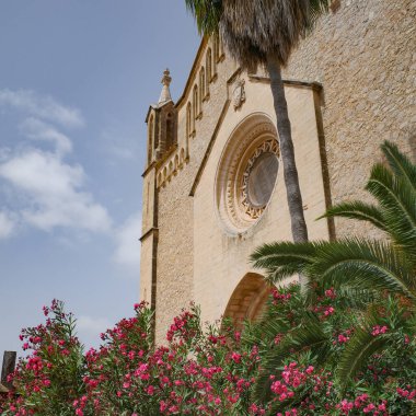 Arta, Mallorca, İspanya - 10 Temmuz 2023: Arta 'daki kilise cephesi. Mallorca, İspanya