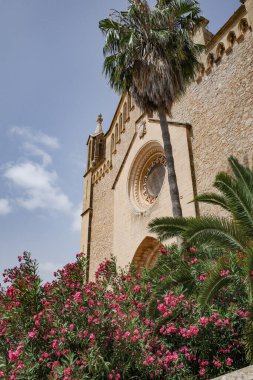 Arta, Mallorca, İspanya - 10 Temmuz 2023: Arta 'daki kilise cephesi. Mallorca, İspanya