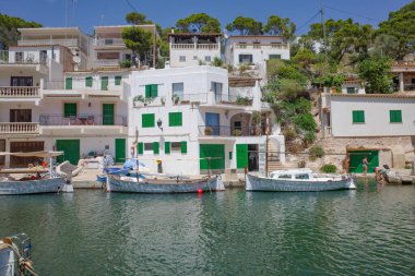 Cala Figuera, İspanya - 28 Temmuz 2023: Mallorca 'nın Cala Figuera kasabasında geleneksel evler