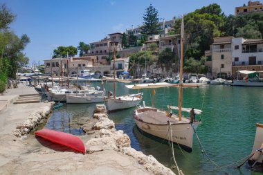 Cala Figuera, İspanya - 28 Temmuz 2023: Mallorca 'nın Cala Figuera kasabasında geleneksel evler