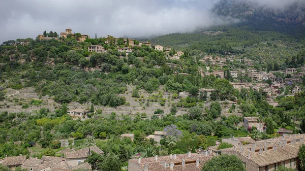 Deia, Mallorca, İspanya - 11 Haziran 2023: Mallorca 'nın Deia köyünde geleneksel mimari