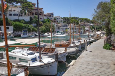 Cala Figuera, İspanya - 28 Temmuz 2023: Mallorca 'nın Cala Figuera kasabasında geleneksel evler