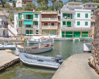 Cala Figuera, İspanya - 28 Temmuz 2023: Mallorca 'nın Cala Figuera kasabasında geleneksel evler