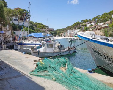Cala Figuera, İspanya - 28 Temmuz 2023: Mallorca 'nın Cala Figuera kasabasında geleneksel evler