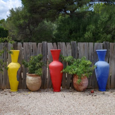 Alcudia, İspanya - 30 Ağustos 2023: Museu sa Basca Sanat Müzesinde seramik vazolar