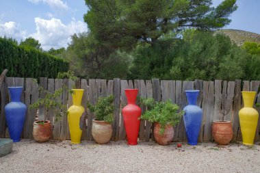 Alcudia, İspanya - 30 Ağustos 2023: Museu sa Basca Sanat Müzesinde seramik vazolar