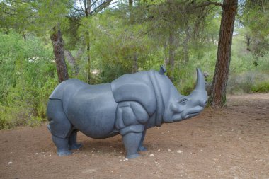 Mallorca, İspanya - 30 Ağustos 2023: Museu sa Bassa Blanca, Mallorca bahçelerindeki hayvan heykelleri