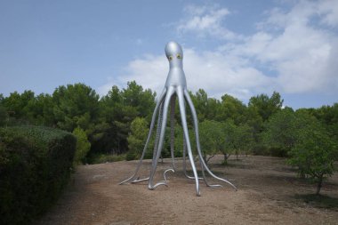 Mallorca, İspanya - 30 Ağustos 2023: Museu sa Bassa Blanca, Mallorca 'da Kraken sanat heykeli