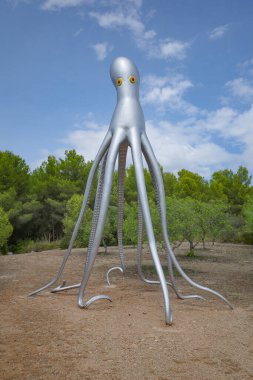 Mallorca, İspanya - 30 Ağustos 2023: Museu sa Bassa Blanca, Mallorca 'da Kraken sanat heykeli