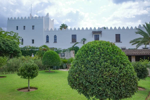 Alcudia, İspanya - 30 Ağustos 2023: Museu sa Blanca Sanat Müzesi ve Bahçeleri Girişi, Mallorca