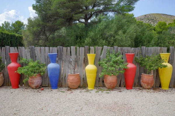 Alcudia, İspanya - 30 Ağustos 2023: Museu sa Basca Sanat Müzesinde seramik vazolar