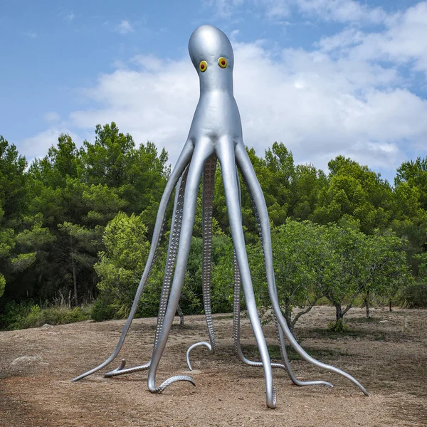 Mallorca, İspanya - 30 Ağustos 2023: Museu sa Bassa Blanca, Mallorca 'da Kraken sanat heykeli