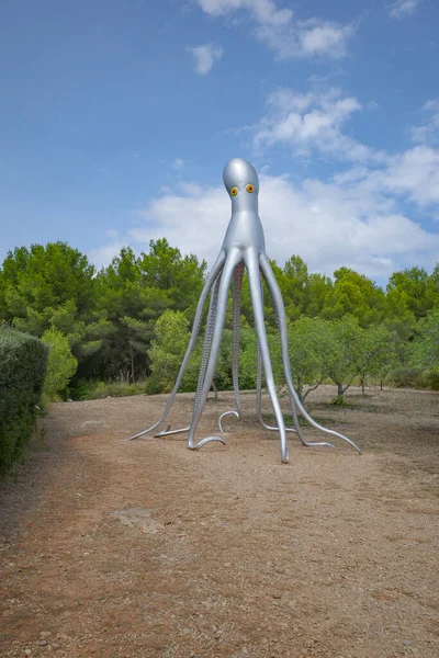 Mallorca, İspanya - 30 Ağustos 2023: Museu sa Bassa Blanca, Mallorca 'da Kraken sanat heykeli