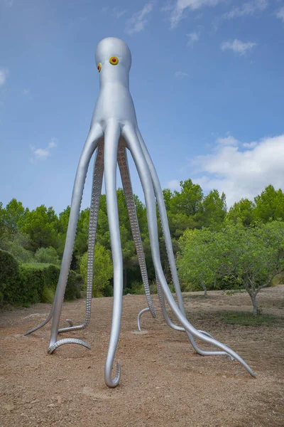 Mallorca, İspanya - 30 Ağustos 2023: Museu sa Bassa Blanca, Mallorca 'da Kraken sanat heykeli
