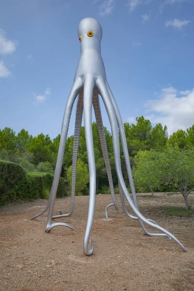 Mallorca, İspanya - 30 Ağustos 2023: Museu sa Bassa Blanca, Mallorca 'da Kraken sanat heykeli
