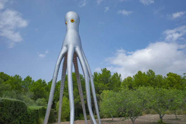 Mallorca, İspanya - 30 Ağustos 2023: Museu sa Bassa Blanca, Mallorca 'da Kraken sanat heykeli