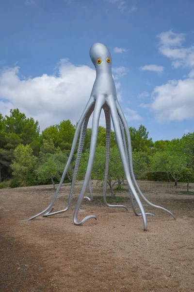 Mallorca, İspanya - 30 Ağustos 2023: Museu sa Bassa Blanca, Mallorca 'da Kraken sanat heykeli