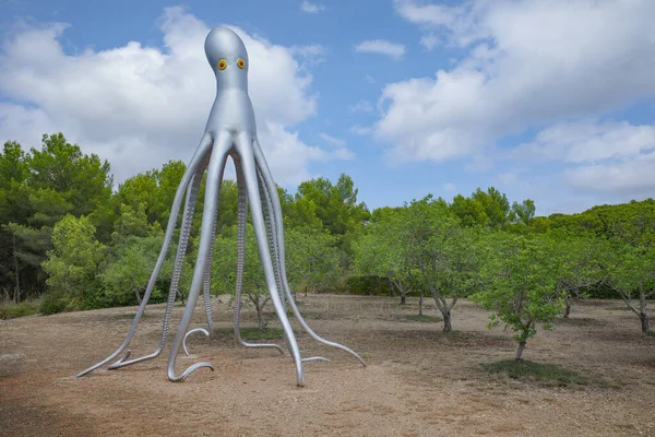 Mallorca, İspanya - 30 Ağustos 2023: Museu sa Bassa Blanca, Mallorca 'da Kraken sanat heykeli
