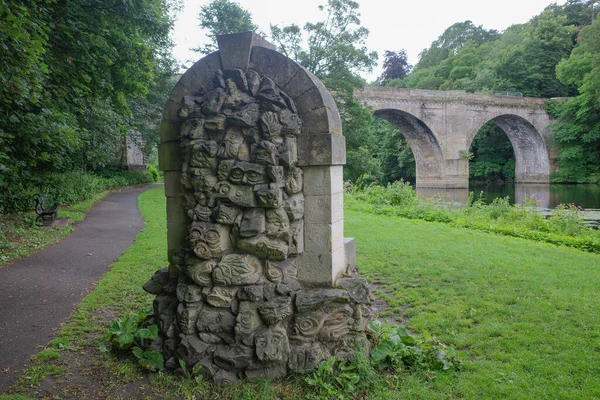 Durham Velká Británie Července 2023 Stone Gargoyle Chair Břehu Řeky — Stock fotografie