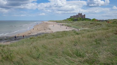 Bamburgh, İngiltere - 14 Temmuz 2023: Bamburgh Şatosu ve Northumbrian Sahili