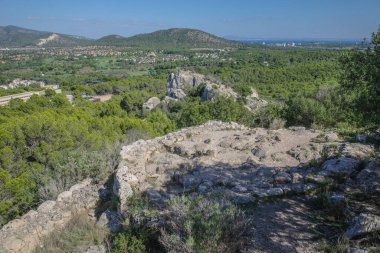 Mallorca, İspanya - 8 Ekim 2023: Puig de sa Marisca arkeoloji alanı, Santa Ponsa, Mallorca