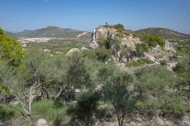 Mallorca, İspanya - 8 Ekim 2023: Puig de sa Marisca arkeoloji alanı, Santa Ponsa, Mallorca