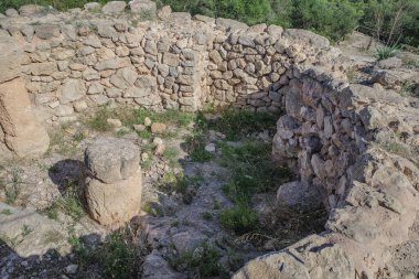 Mallorca, İspanya - 8 Ekim 2023: Puig de sa Marisca arkeoloji alanı, Santa Ponsa, Mallorca