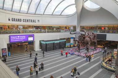 Birmingham, İngiltere - 5 Kasım 2023: Boğa Ozzy ve Birmingham New Street İstasyonu